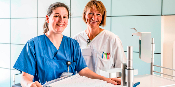 Zwei lächelnde Pflegekräfte freuen sich auf neue Kolleginnen und Kollegen in der Immanuel Albertinen Diakonie Zwei lächelnde Pflegekräfte freuen sich auf neue Kolleginnen und Kollegen in der Immanuel Albertinen Diakonie