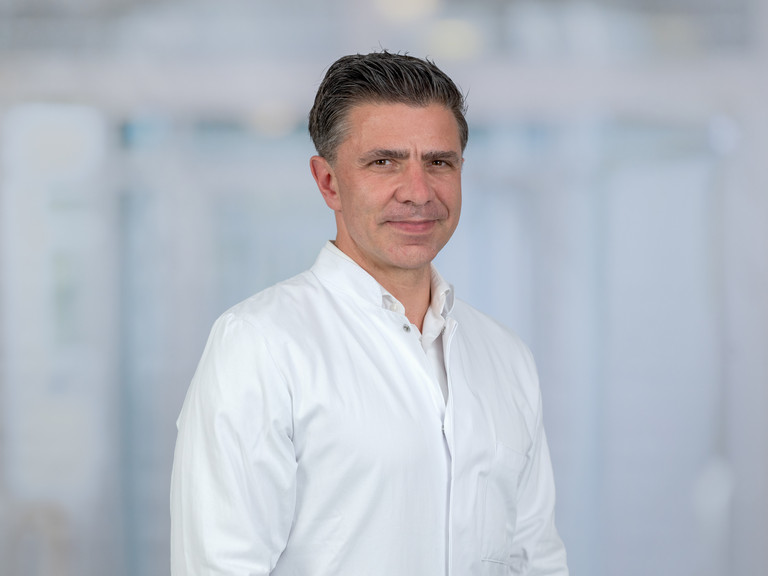 Portraitfoto von Univ.-Prof. Dr. med. Marc Kriege, Chefarzt Klinik für Anästhesiologie, Intensivmedizin und Schmerztherapie im Immanuel Klinikum Bernau Herzzentrum Brandenburg. Portraitfoto von Univ.-Prof. Dr. med. Marc Kriege, Chefarzt Klinik für Anästhesiologie, Intensivmedizin und Schmerztherapie im Immanuel Klinikum Bernau Herzzentrum Brandenburg.