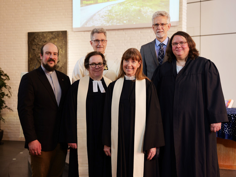 Haben den ökumenischen Gedenkgottesdienst gemeinsam gestaltet: Pastor Fritz Rohde, Pastorin Annkatrin Kolbe, Diakon Stephan Klinkhamels, Pastorin Anke Zorn, Pastor Manfred Ewaldt, Pastorin Karin Pusch (von links) Haben den ökumenischen Gedenkgottesdienst gemeinsam gestaltet: Pastor Fritz Rohde, Pastorin Annkatrin Kolbe, Diakon Stephan Klinkhamels, Pastorin Anke Zorn, Pastor Manfred Ewaldt, Pastorin Karin Pusch (von links)