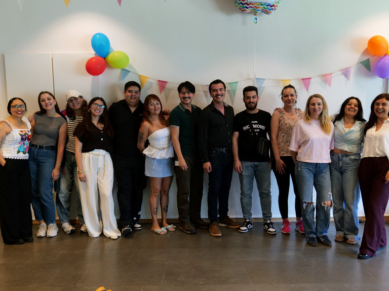 Eine Gruppe internationaler Pflegefachkräfte steht für ein Gruppenfoto zusammen in einem mit Luftballons bunt geschmückten Veranstaltungsraum bei der Anerkennungsfeier für internationale Pflegefachkräfte im Albertinen Krankenhaus in Hamburg. Eine Gruppe internationaler Pflegefachkräfte steht für ein Gruppenfoto zusammen in einem mit Luftballons bunt geschmückten Veranstaltungsraum bei der Anerkennungsfeier für internationale Pflegefachkräfte im Albertinen Krankenhaus in Hamburg.