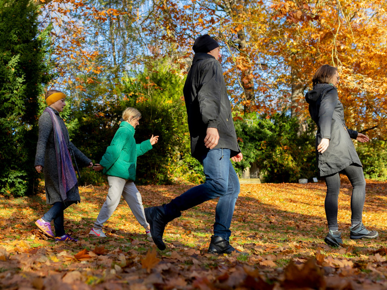 Patienten der Naturheilkunde des Immanuel Krankenhaus Berlin spazieren durch den herbstlichen Immanuel Park Patienten der Naturheilkunde des Immanuel Krankenhaus Berlin spazieren durch den herbstlichen Immanuel Park