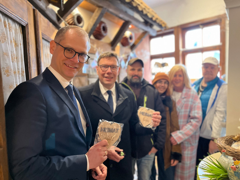 V.l.: Ehrenamtsbeauftragter der Thüringer Staatskanzlei Guntram Wothly, Bürgermeister der Stadt Schmalkalden, Thomas Kaminski, die Bewohner Daniel Gumpert und Flynn-Noah Dykof, Einrichtungsleiterin Diana Wolff und Bewohner Michael Leonhardt V.l.: Ehrenamtsbeauftragter der Thüringer Staatskanzlei Guntram Wothly, Bürgermeister der Stadt Schmalkalden, Thomas Kaminski, die Bewohner Daniel Gumpert und Flynn-Noah Dykof, Einrichtungsleiterin Diana Wolff und Bewohner Michael Leonhardt