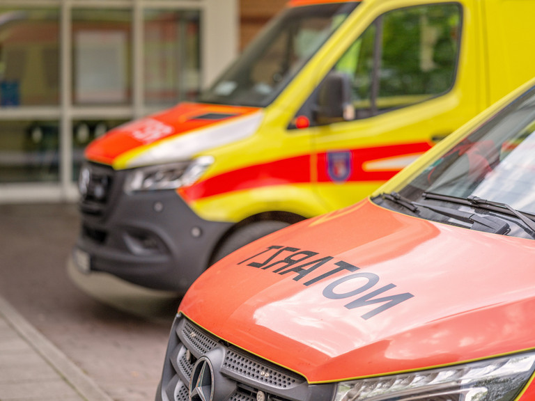zwei Rettungswagen stehen vor dem Eingang zur Rettungstelle des Immanuel Klinikum Bernau zwei Rettungswagen stehen vor dem Eingang zur Rettungstelle des Immanuel Klinikum Bernau