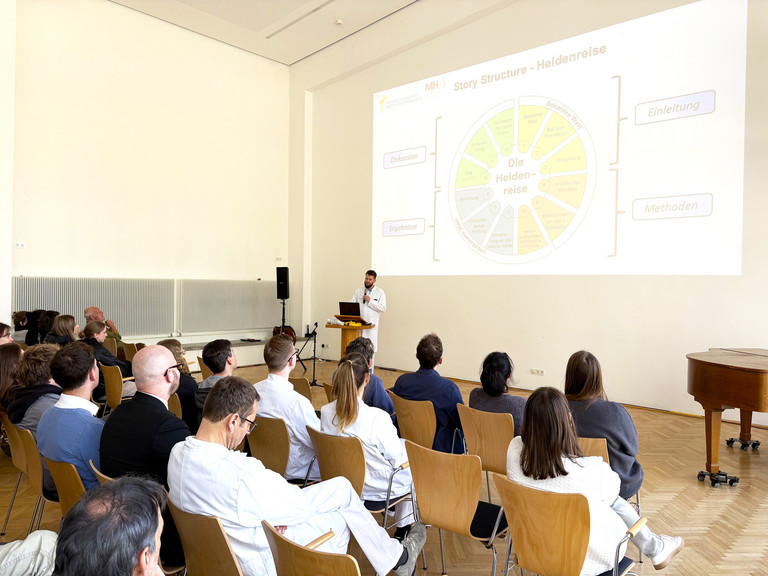 Arzt hält Vortrag vor Zuhörenden anlässlich des Campus Symposiums 2026 an der Immanuel Klinik Rüdersdorf Arzt hält Vortrag vor Zuhörenden anlässlich des Campus Symposiums 2026 an der Immanuel Klinik Rüdersdorf