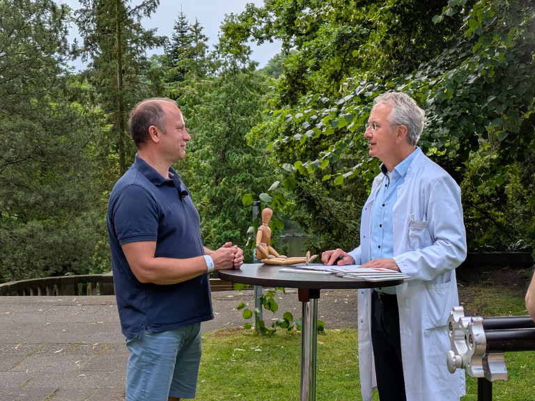 Prof. Andreas Michalsen im Gespräch mit einem Patient bei den Dreharbeiten im Immanuel Park - Immanuel Naturheilkunde Berlin Prof. Andreas Michalsen im Gespräch mit einem Patient bei den Dreharbeiten im Immanuel Park - Immanuel Naturheilkunde Berlin
