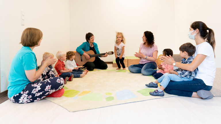 Kindergruppe und Betreuerinnen beim Musizieren, Albertinen Kindertagesstätte Schnelsen, Hamburg