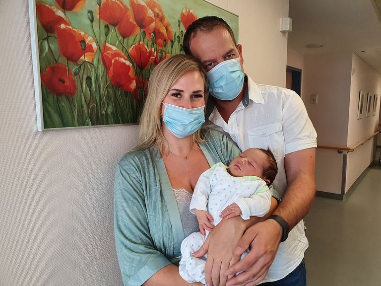 Immanuel Klinikums Bernau Herzzentrum Brandenburg - Geburtenanstieg in Klinik - Glückliches Elternpaar mit Neugeborenem