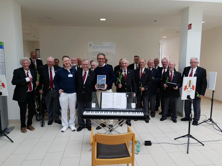 Volkschor Frohsinn aus Seestermühe und Herzpatient Reinhard Gülden nach Dankeskonzert im Albertinen Krankenhaus Hamburg Volkschor Frohsinn aus Seestermühe und Herzpatient Reinhard Gülden nach Dankeskonzert im Albertinen Krankenhaus Hamburg