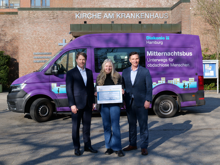 Dr. Thorsten Minuth und Andreas Mende überreichen den Spendenscheck an Sonja Norgall, Verantwortliche für den Mitternachtsbus des Diakonie-Zentrums für Wohnungslose. Dr. Thorsten Minuth und Andreas Mende überreichen den Spendenscheck an Sonja Norgall, Verantwortliche für den Mitternachtsbus des Diakonie-Zentrums für Wohnungslose.