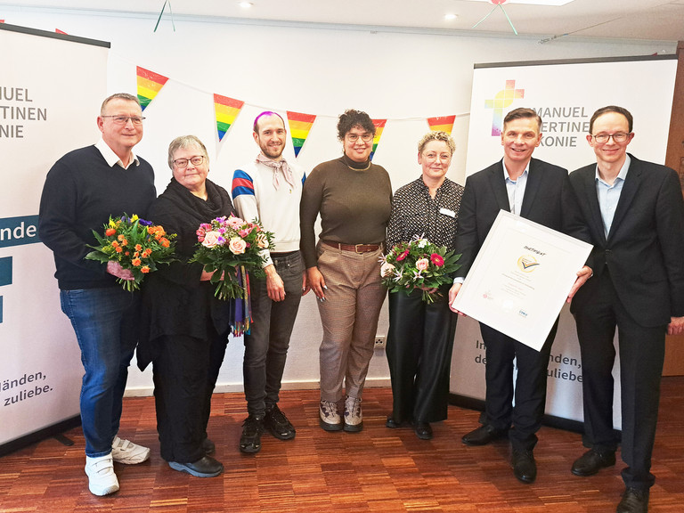 Siegelübergabe mit Ralf Schäfer, Beate Lieske, Kai Münch, Natasha Gladden, Nicole Oerder, Andreas Mende, Thorsten Gerenkamp Siegelübergabe mit Ralf Schäfer, Beate Lieske, Kai Münch, Natasha Gladden, Nicole Oerder, Andreas Mende, Thorsten Gerenkamp