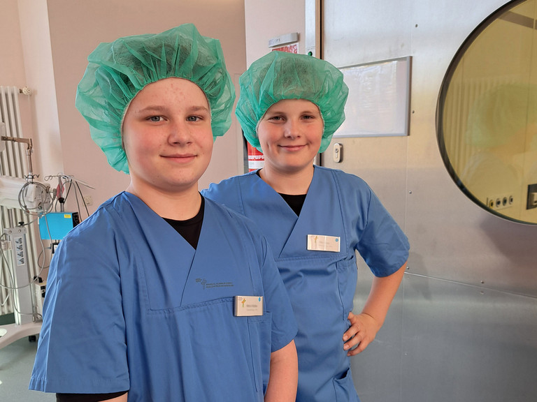 Zwei Schüler in medizinischer OP-Kleidung beim Zukunftstag im Immanuel Klinikum Bernau Zwei Schüler in medizinischer OP-Kleidung beim Zukunftstag im Immanuel Klinikum Bernau