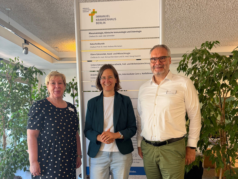 Pflegedirektorin Martina Kringe, Silke Gebel, Bündnis 90/Die Grünen-Mitglied des Berliner Abgeordnetenhauses und Geschäftsführer Roy J. Noack (v.l.n.r.) Pflegedirektorin Martina Kringe, Silke Gebel, Bündnis 90/Die Grünen-Mitglied des Berliner Abgeordnetenhauses und Geschäftsführer Roy J. Noack (v.l.n.r.)