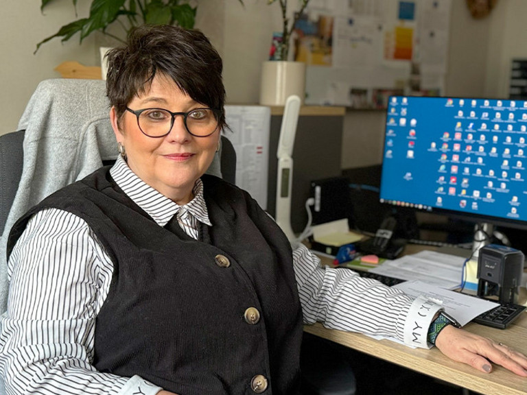 Marion Swietza, Leiterin „Besondere Wohnform“ sowie des ambulanten Bereichs beim Immanuel Suchthilfeverbund Guben, sitzt in ihrem Büro am Schreibtisch vor einem Monitor und blickt in die Kamera. Marion Swietza, Leiterin „Besondere Wohnform“ sowie des ambulanten Bereichs beim Immanuel Suchthilfeverbund Guben, sitzt in ihrem Büro am Schreibtisch vor einem Monitor und blickt in die Kamera.