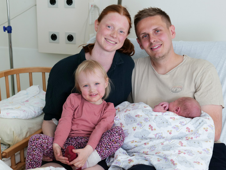Ingrid und Sebastian P. aus Elmshorn mit Tochter Ylvi und ihrem neugeborenen Sohn Momme sitzen gemeinsam auf dem Bett in einem Zimmer im Albertinen Geburtszentrum des Albertinen Krankenhauses in Hamburg-Schnelsen. Ingrid und Sebastian P. aus Elmshorn mit Tochter Ylvi und ihrem neugeborenen Sohn Momme sitzen gemeinsam auf dem Bett in einem Zimmer im Albertinen Geburtszentrum des Albertinen Krankenhauses in Hamburg-Schnelsen.