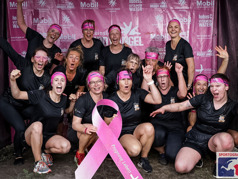 Team der Immanuel Klinik Märkische Schweiz nach dem Muddy Angel Run in Berlin mit pinker Schleife als Zeichen der Solidarität mit Brustkrebspatientinnen. Team der Immanuel Klinik Märkische Schweiz nach dem Muddy Angel Run in Berlin mit pinker Schleife als Zeichen der Solidarität mit Brustkrebspatientinnen.